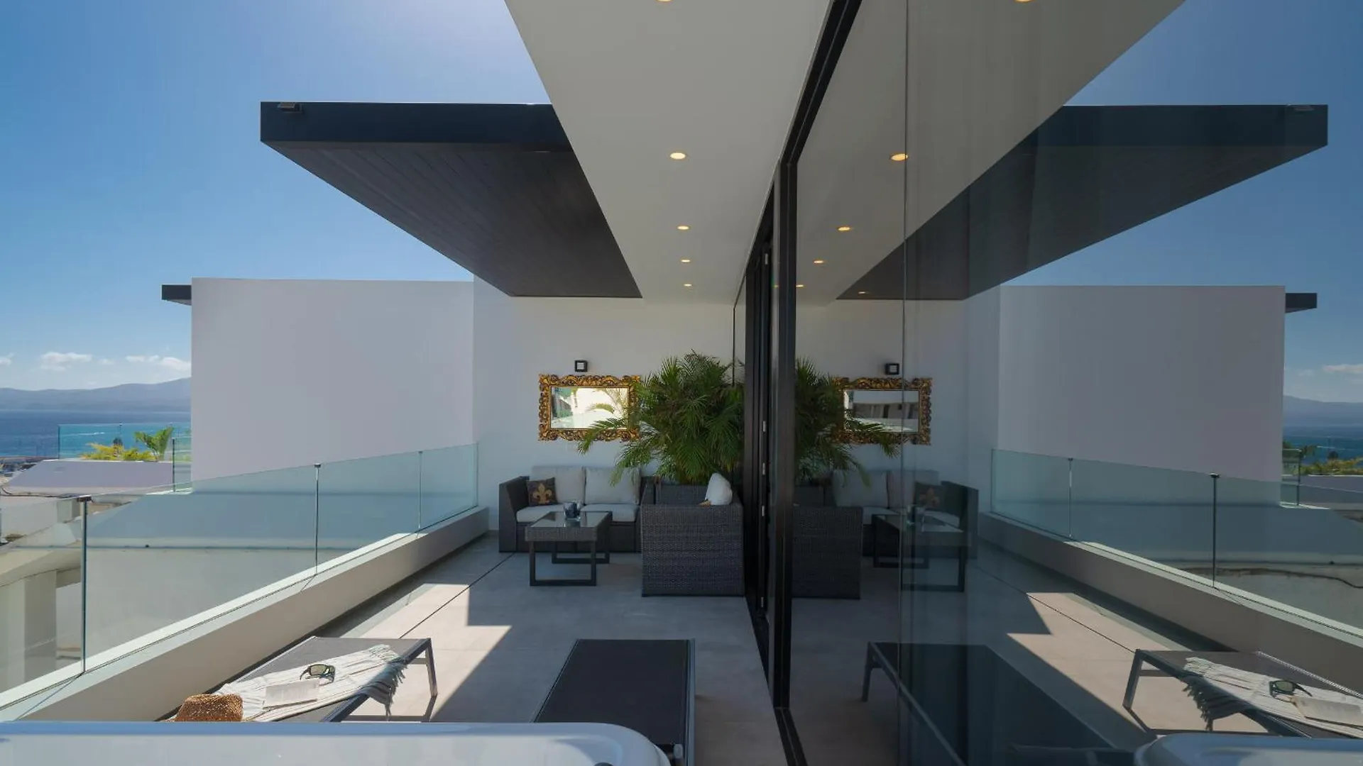 Luxury Ocean View Retreat 2Bedroom Apt With Jacuzzi Puerto del Carmen  Appartement Puerto del Carmen (Lanzarote)