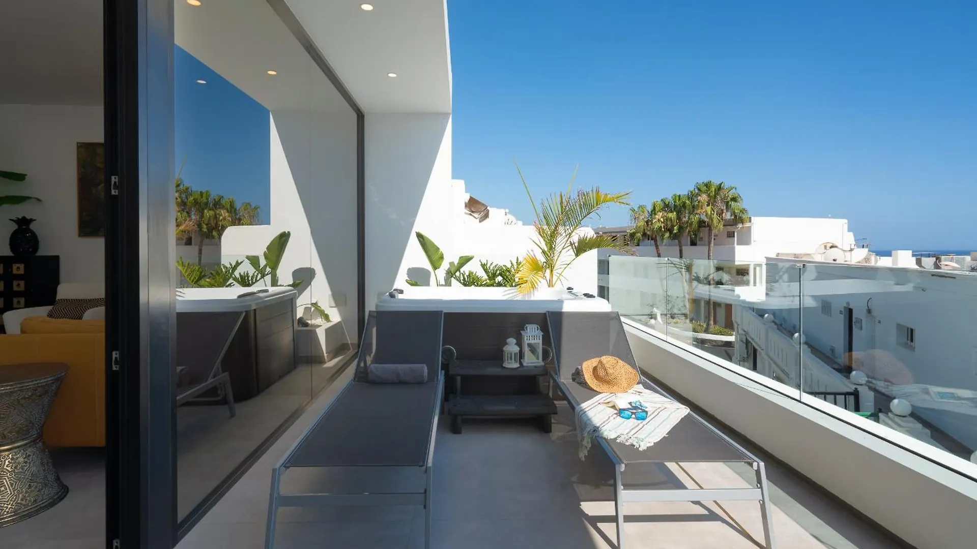 Luxury Ocean View Retreat 2Bedroom Apt With Jacuzzi Puerto del Carmen